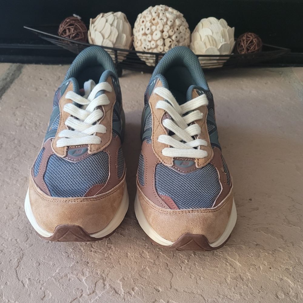 Size 8 New Balance 990v6 Nubuck Leather Women Sneakers